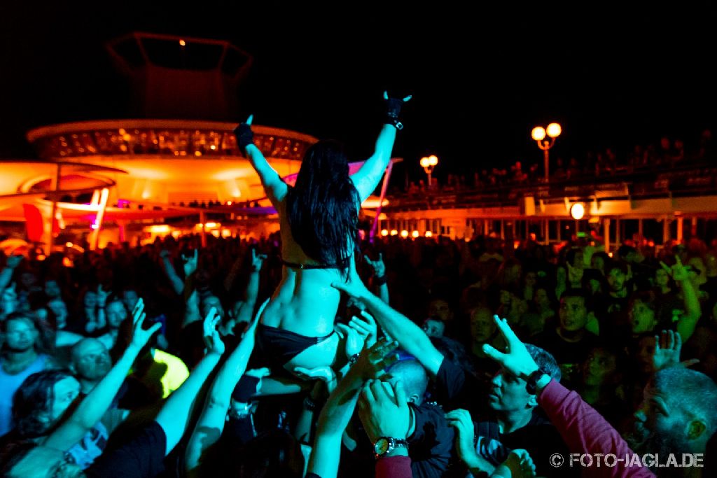 70000 Tons of Metal 2014 ::. Crowd @ Fear Factory