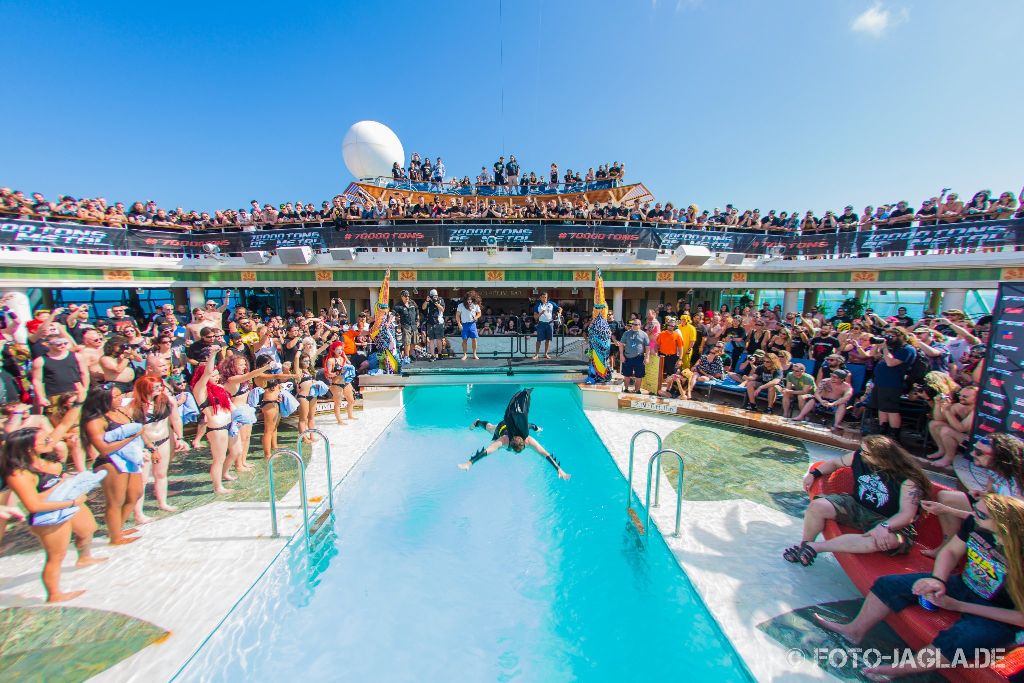 70000 Tons of Metal 2015 ::. Bellyflop contest at pooldeck