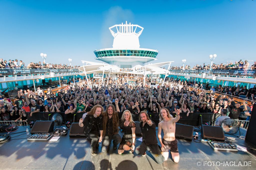 Abschlussbild von Leaves' Eyes auf dem 70000 Tons of Metal 2014