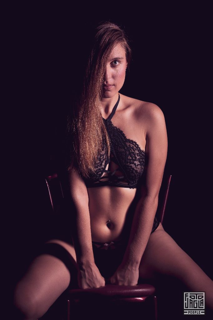 Sexy Low-Key Fotoshooting mit Model Lou
Erotische Studioaufnahme