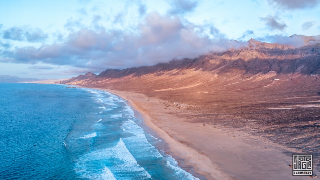 Drohnenaufnahme zum Sonnenuntergang
Der Strand Playa de Cofete
Fuerteventura, Spanien 2023