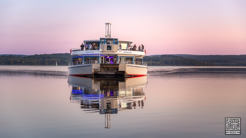 Ankunft des kleinen Bootes bei Sonnenuntergang
Orden Ogan - Pirate Cruise III
21.09.2024 auf dem Mhnesee