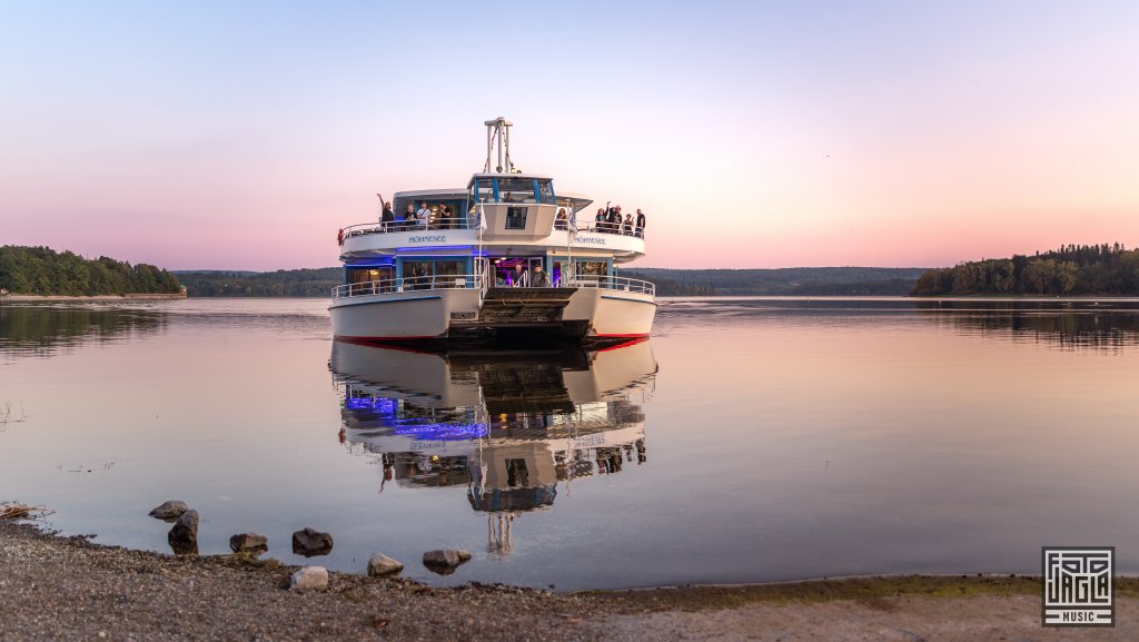 Ankunft des kleinen Bootes bei Sonnenuntergang
Orden Ogan - Pirate Cruise III
21.09.2024 auf dem Mhnesee