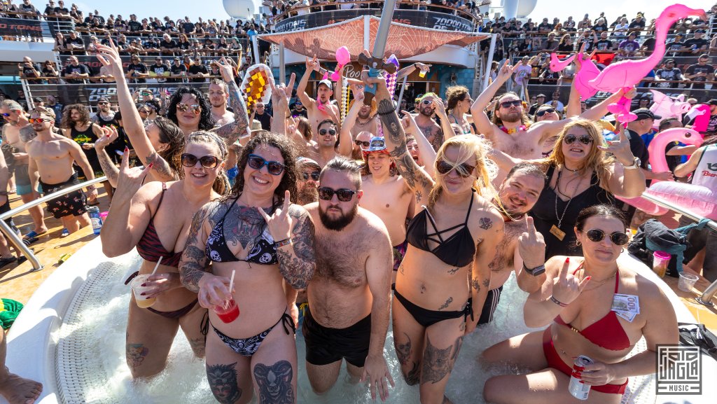 Party in the hot tub @ Trollfest
Day 2 - Pool Deck
70000 Tons of Metal 2025