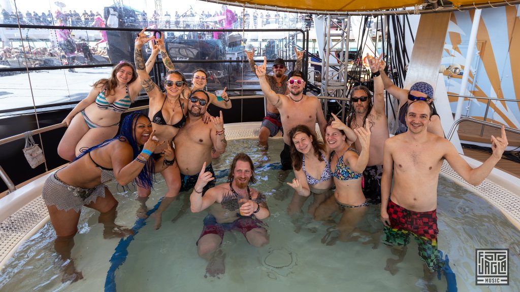 Party in the hot tub @ Trollfest
Day 2 - Pool Deck
70000 Tons of Metal 2025