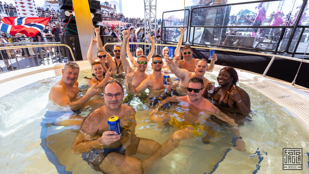 Party in the hot tub @ Trollfest
Day 2 - Pool Deck
70000 Tons of Metal 2025