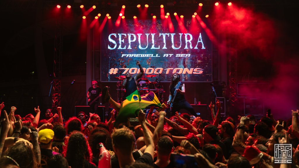 Impressions during Sepultura
Day 4 - Pool Deck
70000 Tons of Metal 2025