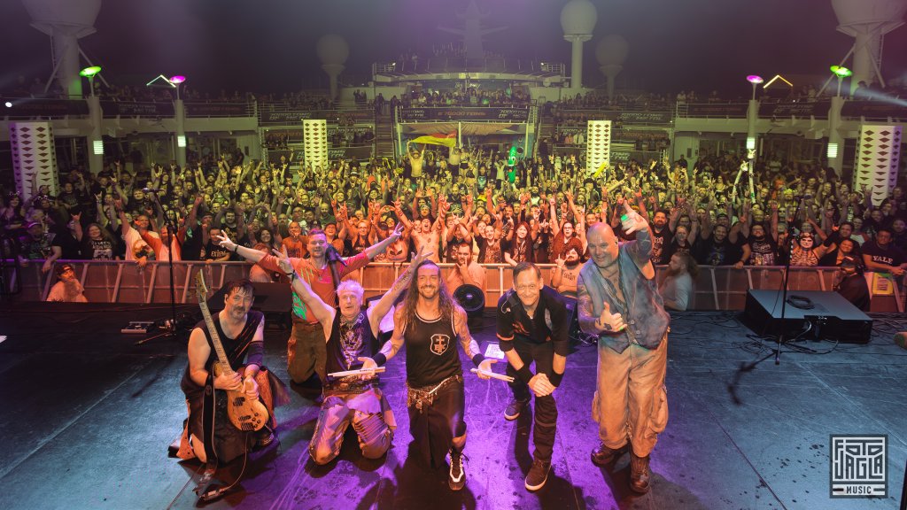 Abschlussfoto von In Extremo
70000 Tons of Metal 2025
Pool Deck Stage