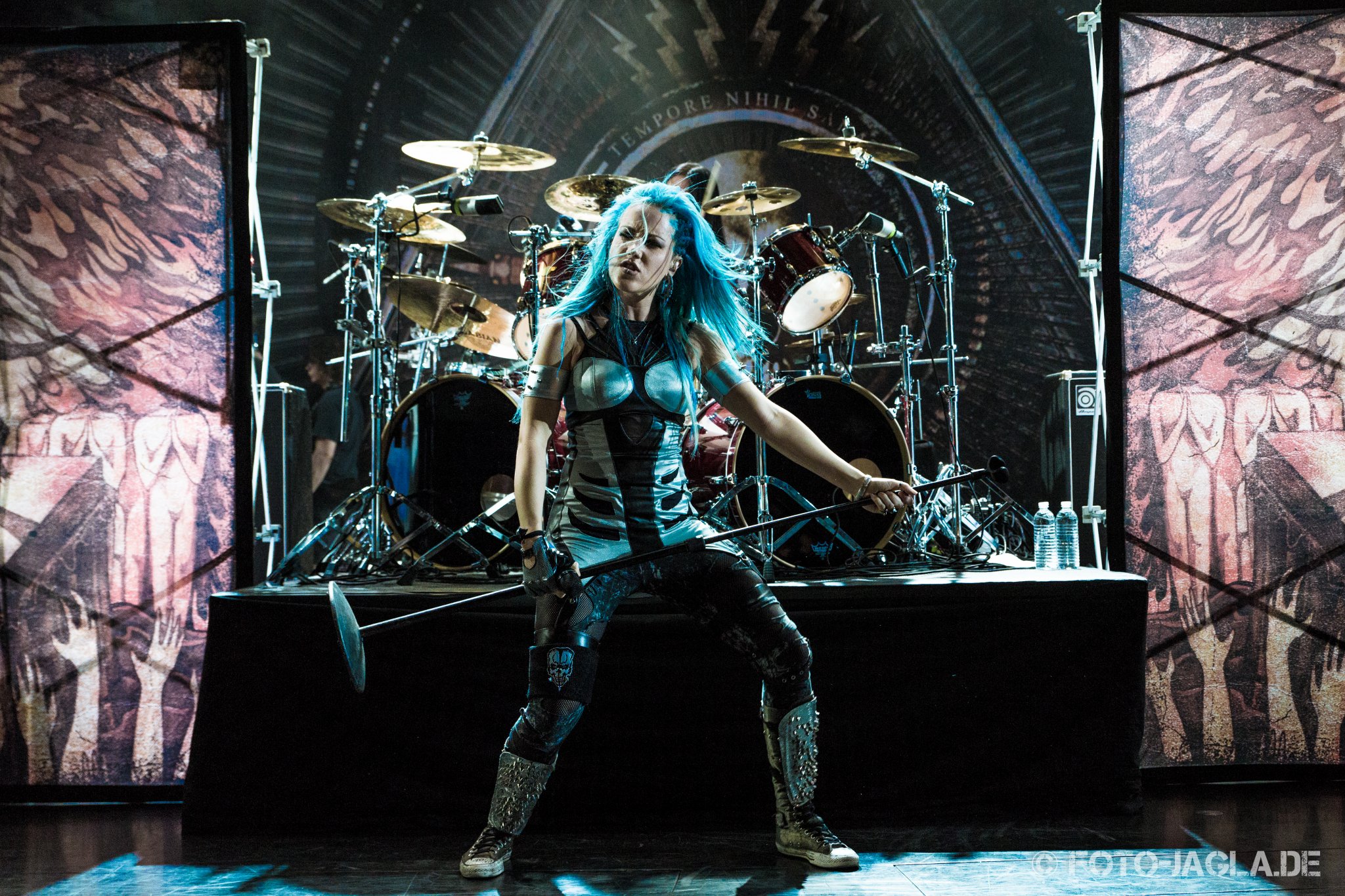 Alissa white gluz the wolf. Alissa White Gluz 2022. Алиса Уайт Гласс Арч энеми. Powerwolf Alissa White-Gluz. Arch Enemy Carnifex.